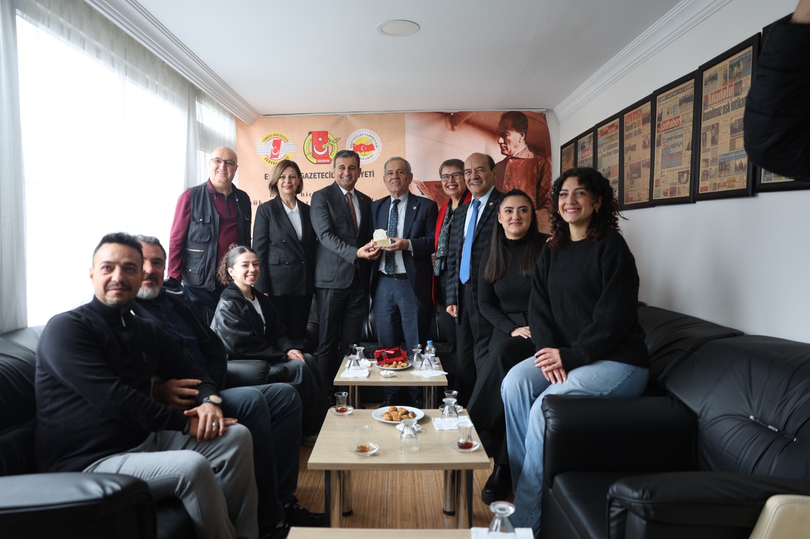 Cumhuriyet Halk Partisi (CHP) Medya ve Halkla İlişkilerden Sorumlu Genel Başkan Yardımcısı Burhanettin Bulut, Eskişehir Gazeteciler Cemiyeti’ni (EGC) ziyaret etti.